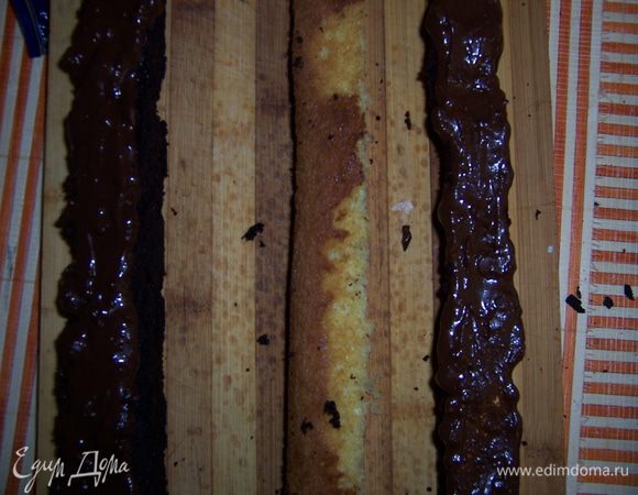 Смазать боковые части кремом.