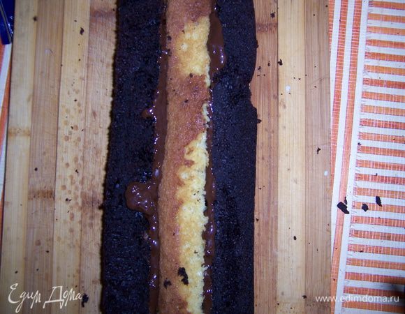 Уложить их смазанной частью по направлению к центру. 