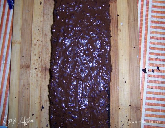 Смазать получившийся слой шоколадным кремом. 