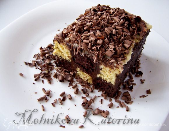 Плитку шоколада разогреть до комнатной температуры. При помощи ножа-овощечистки сделать стружку и посыпать пирог. 