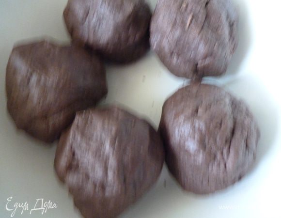 В сухую смесь добавить сметану и мягкое масло и замесить тесто до однородного эластичного состояния.(мука бывает разная,если тесто будет замешиваться плохо и вам покажется,что остается слишком много сухой смеси,то добавьте еще ложку сметаны).