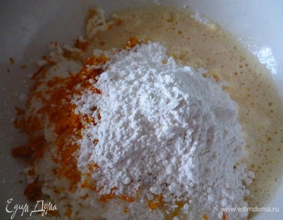 Приготовим начинку.К творожной массе добавим взбитые яйца,сахар,сливки,цедру апельсина,пакетик порошка для пудинга и по желанию ванилин.Хорошо разотрем до однородной консистенции.Поставить на 20-30минут в холодильник.