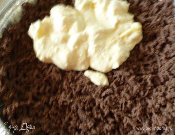 Приготовим форму для выпечки.Я пекла в форме из фольги,смазала маргарином  и посыпала манкой.Теперь берем тесто и натираем его на крупной терке(так пирог не будет "забитым",будет рыхлее).Формуем бортики .