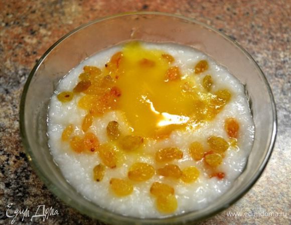 Рисовая каша на воде с изюмом и мёдом,добавляю масло слив.им точно кашу не испортить!)