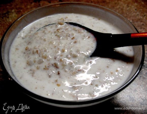 Гречку промытую на ночь залить кефиром и утром готов прекрасный завтрак!!!
Но у меня это был ужин...в готовую гречку добавила кефир!!)