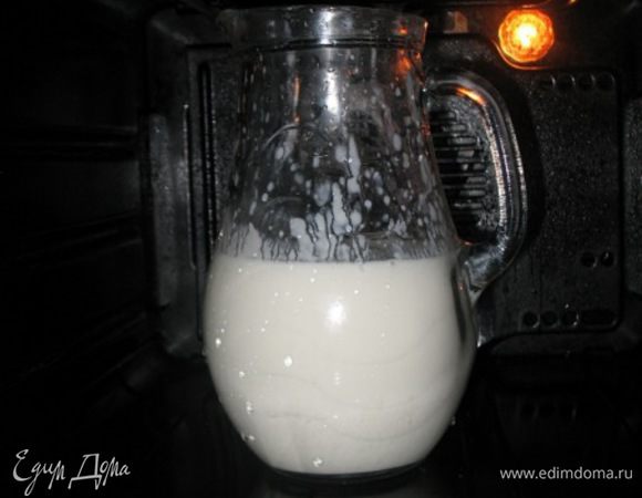 Кислое молоко ставлю на ночь на стол,к утру готова простокваша...
как простокваша получилась...значит готово)Можно ложку сметаны добавить.Обычно 2дня киснет,а в жару и за ночь)
ставлю в духовку при 100гр.где то на пол часа...