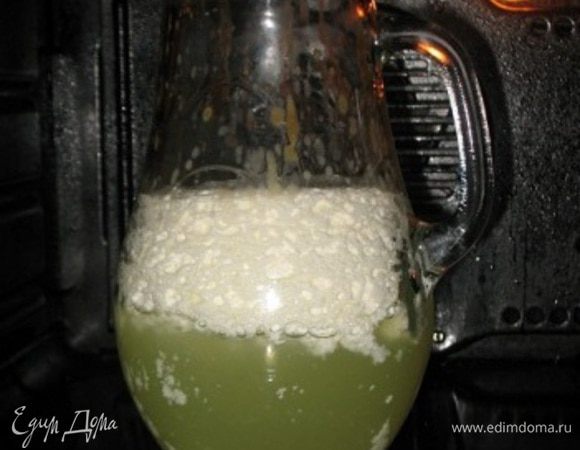 Сыворотка сама отскочит от сгустка. В этом случае надо проявлять осторожность и не перегревать простоквашу, иначе творог станет жестким, мелкозернистым, неприятным на вкус, ибо кислое молоко заварится, коагулируется. Если же прогреть простоквашу легонько, умеренно, то при отжиме сыворотки получится прекрасный сухой, плотный клинковый творог, который будет похож внешне на брусок. 