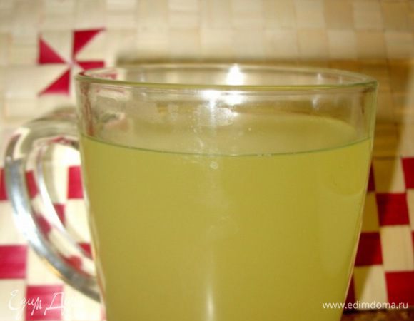 Сыворотка пьётся обязательно тёплой....это полезней...
Полезность сыворотки неоспорима. Она помогает работе почек, стабилизирует работу печени, стимулирует работу кишечника, предотвращает развитие атеросклероза и снижает воспалительные процессы.
Еще древние греки использовали сыворотку в качестве мочегонного, успокоительного и общеукрепляющего средства. В средние века его применяли при поносах, дизентерии, различных заболеваниях кожи и отравлениях.
Новый век принес свои открытия и новые области применения этого чудо-продукта: снимает неврозы и помогает при стрессах, повышает эмоциональную реактивность человека. По наличию витаминов и минеральных веществ сыворотку можно сравнить с фруктами. 