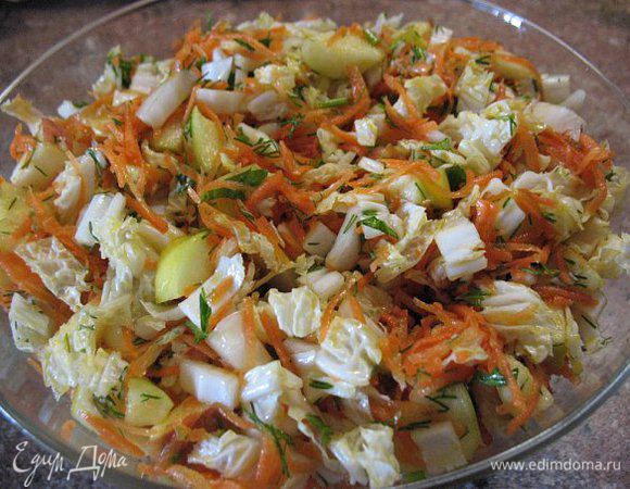 Салат:морковь на тёрке,яблоко кубиками,листья салата,зелень,масло под.,уксус ябл.,соль,чуть песка