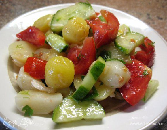 Картошечка,помидор,огурец,лук,чеснок,
соль,масло подс.,нерафен.,зелень.