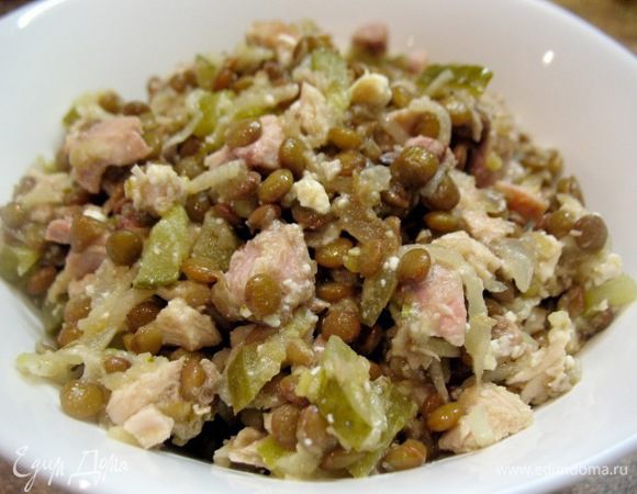 Салат из чечевицы.
Оооочень сытный пойдёт как и второе блюдо...
Готовим 250гр.чечевицы 20-25мин.после закипания....
В готовую чечевицу добавляю мясо копчёной курицы 500гр.,2 солёных огурца,печёную луковицу порезала на кубики,1большую грушу на тёрке,300гр.брынзы,всё полила ароматным подсолнечным маслом. 