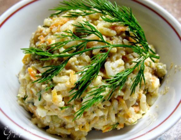 Ужин было готовить лень))
Быстренько салатик из:350гр,отварн.риса,банка сайры,3 яйца,морк.и лук пассированы,горошек,майонез,зелень и на любителя соевый соус..)