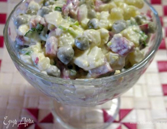Салат"Расслабуха")
так скажем после праздничный)
Состав:картошка4шт,яйца4шт,банка горошка,кусочек сервелата,зелень укропа,сельдерея,лук порей,редиска 6шт.,майонез..
Нарезать кубиками..перемешать,добавить майонез и перемешать.