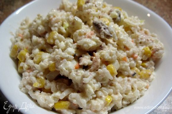 Совершенно простой салатик на ужин...) Особенно когда лень готовить) Рис,сайра,кукуруза,яйца,лук,морковка,майонез. Вкусный и воздушный...