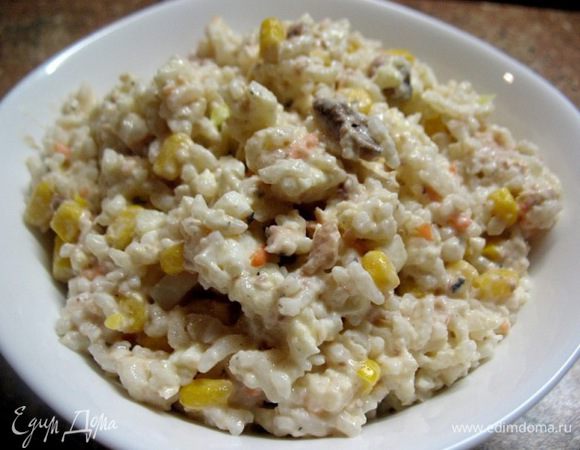 Совершенно простой салатик на ужин...)
Особенно когда лень готовить)
Рис,сайра,кукуруза,яйца,лук,морковка,майонез.
Вкусный и воздушный...