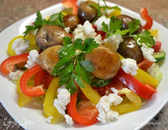 Готовим освежающий салатик.
Ингредиенты:
Пеки́нская капу́ста 150гр.
огурцы 2шт.
помидор 2шт
перец болг.красн.,жёлтый
грибы шампиньоны 100гр.
сыр из козьего молока(вместо брынзу простую можно)
соль,зелень масло подсолнечное.
Способ приготовления:
Нарезаем салат в тарелку,сверху помидор дольками,огурчик кружками,пец болгарский полоской,обжаренные грибы и посыпаем сыром,сверху солим и поливаем подсолнечным маслом,украсить зеленью.