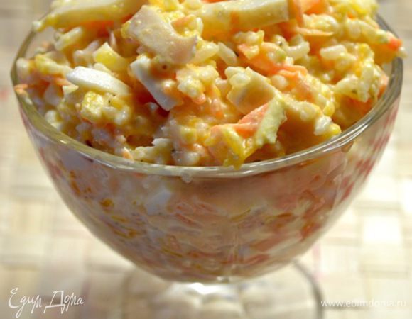 Салат"Солнечный".
Ингредиенты:
Рис 300гр.
кальмар 500гр
морковка 2шт.
тыква 400гр
яйца 6-7шт.
имбирь
майонез на перепелиных яйцах
Способ приготовления:
Отвариваю рис,кальмары,яйца.Тыкву готовлю на пару.
В готовый рис соломкой режу кальмара,на крупной тёрке яйца,на мелкой морковку(сырую),имбирь.Тыкву режем мелким кубиком.Добавляем майонез(его много не надо за счёт сочности тыквы) Всё перемешиваем,охлаждаем и подаём порционно.Очень нежный салат!!