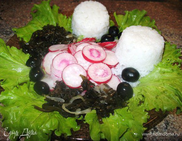 Это для тех кто постится.
Листья салата,редиска,оливки,морская капуста,рис.