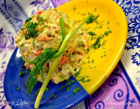 Простой и вкусный салатик.
Ингредиенты:
Картошка
Болгарский перец-красный, оранжевый,жёлтый
яйца
горошек
сайра в масле
морковка(по желанию)
зелёный лук,укроп,петрушка,чёрн.молотый перец
майонез.
Нарезаем ингредиенты кубиками,добавляем зелень,майонез,перемешиваем и красиво подать ...используя любую небольшую ёмкость и украсив веточками зелени.
К салату можно подать кусочек жареной рыбы и ужин готов.
