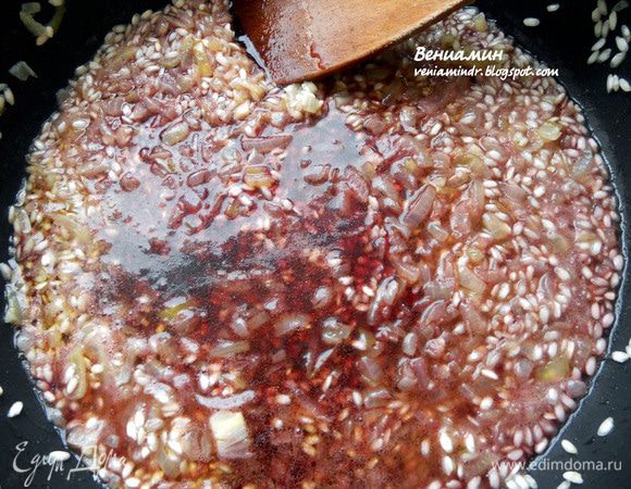 Влить половину вина. Огонь немного увеличить, и оставить буквально на 2-3 минуты, помешивая, пока вино не выпарится. 