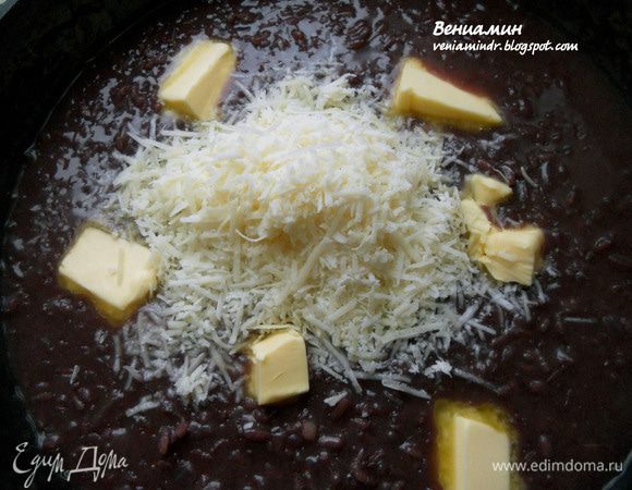 Огонь выключить. Добавить щедрую порцию пекорино и сливочного масла, размешать, накрыть крышкой и оставить на пару минут, дойти. Перед подачей еще раз энергично размешать ризотто (практически взбить, без фанатизма, конечно!). Для полной гармонии, разложив ризотто, можно присыпать его еще небольшим количеством пекорино и положить кусочек масла. 