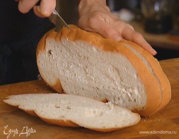 С батона срезать верхнюю и нижние корки, оставшуюся часть разрезать вдоль на 2 пласта.