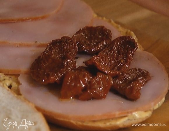 Нижний пласт смазать горчицей, разложить ветчину и вяленые помидоры.