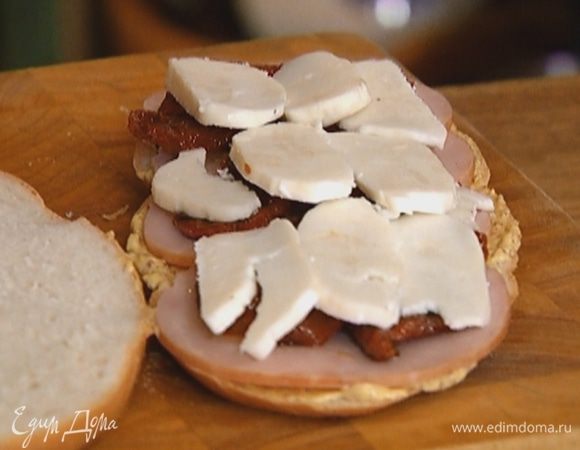 Сыр нарезать ломтиками, выложить на помидоры.