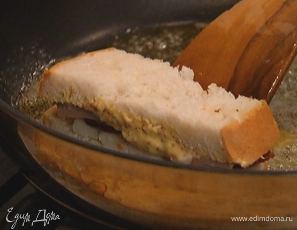 Накрыть вторым пластом хлеба и нарезать на небольшие сэндвичи.