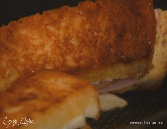 Разогреть в сковороде сливочное и оливковое масло и обжаривать сэндвичи с двух сторон до появления золотистой корочки.