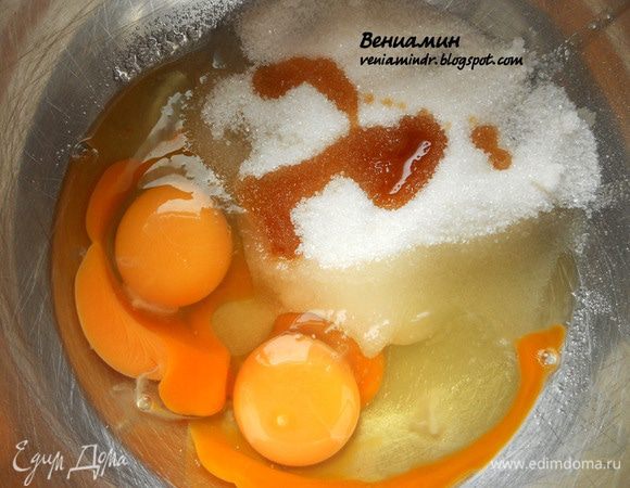 Яйца соединить с сахаром и ванильным экстрактом (в оригинале ванильный сахар), размешать. 