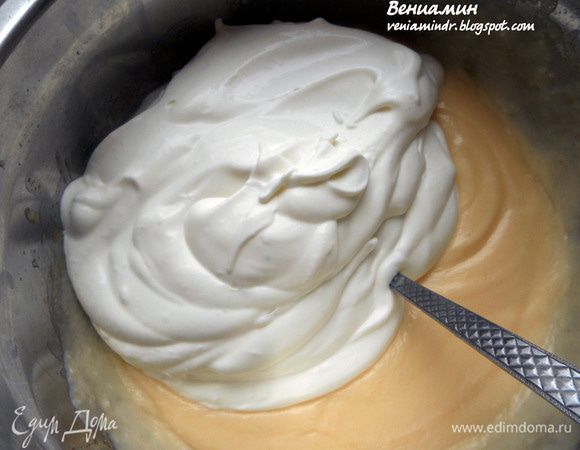 Отдельно взбить сливки с сахарной пудры, до густоты, подмешать к массе. 
