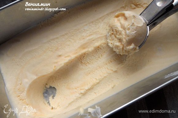 Переложить в посуду, пригодную для замораживания и поставить в морозильную камеру, на 4-6 часов. Мороженое получается достаточно мягким, удобнее всего формировать шарики.