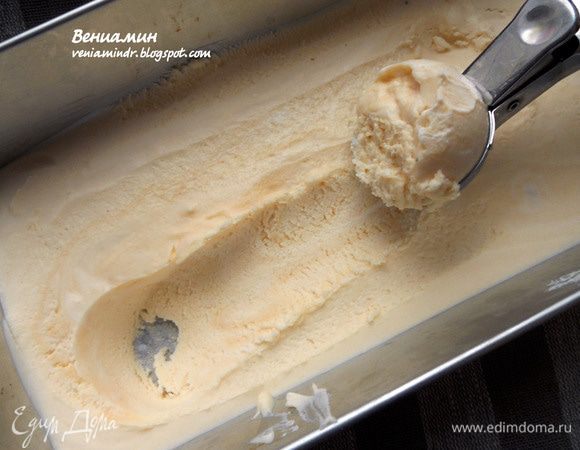 Переложить в посуду, пригодную для замораживания и поставить в морозильную камеру, на 4-6 часов. Мороженое получается достаточно мягким, удобнее всего формировать шарики.