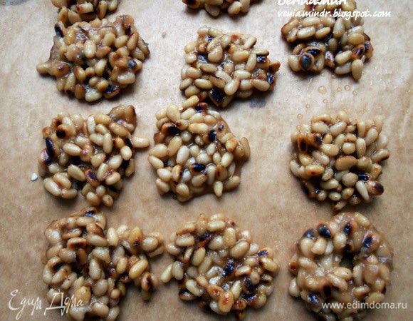 Для засахаренных орешков в маленкой кастрюле соединить сахар и воду и карамелизовать на среднем огне, не перемешивая. Засыпать предварительно обжаренные кедровые орехи, перемешать и снять с огня. Чайной ложкой выкладывать на бумагу (я смазывал оливковым маслом на всякий случай), чтобы они застыли. Застывают моментально, и рекомендую готовить за час до подачи, чтобы они не теряли хрусткость. 