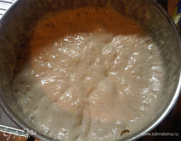 разводим дрожжи в молоке (воде) добавляем соль, сахар, муку и замешиваем тесто (я мешаю миксером)и оставляем минут на 40 на подъем.