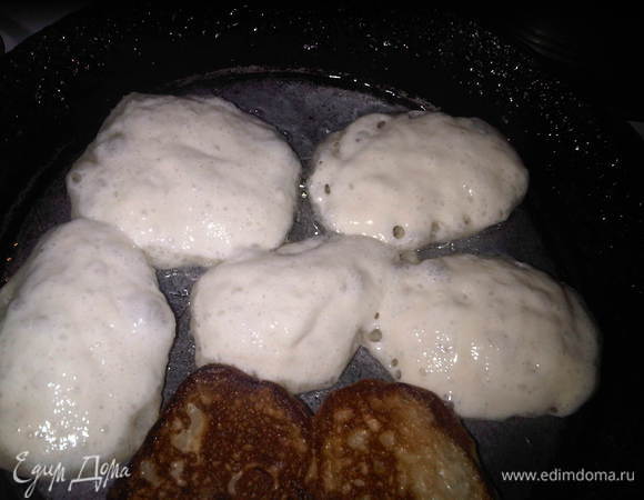 Когда  тесто поднимется,разогреваем сковороду, наливаем масло и начинаем жарить, выкладывая ложкой, смоченной в воде, на сковородку. 