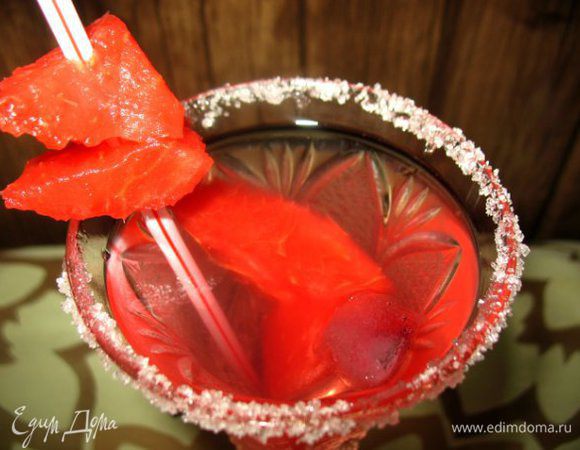 Арбуз,лёд с чёрной смородой,минералка.