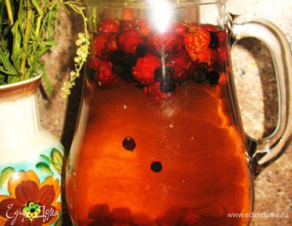 Залила кипятком:чернику,боярышник и шиповник.