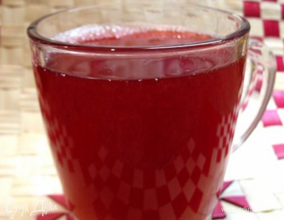 морс ....
Беру бруснику или клюкву...в блендере разбиваю и в воду,довожу до кипения,сах.песка по вкусу....процеживаю через сито и подаю...