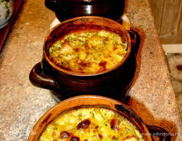 В это время разводим в сливках яйцо,специи,ложка муки.
всем этим заливаем готовую картошку и в духовку
доводим до румянца!!)