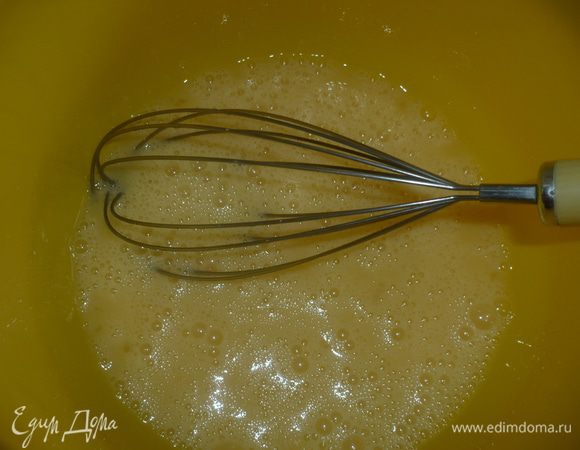 Яица смешать с сахаром