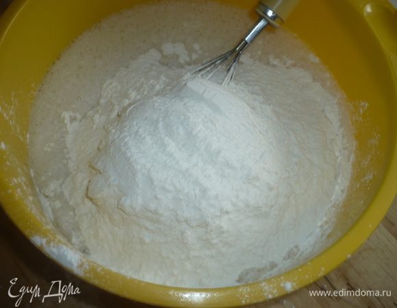 всыпать муку и хорошенько вымешать