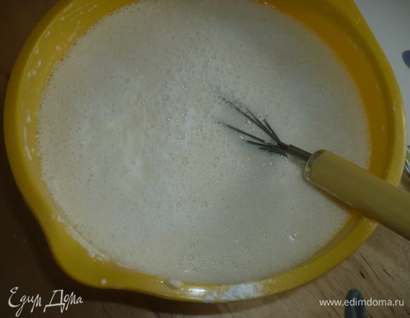 влить горячее молоко, еще раз хорошенько перемешать и добавить раст.масло (я делаю на глаз, но много, чтобы наверняка блины не приставали к сковороде). Тесто получается жидким, не пугайтесь.