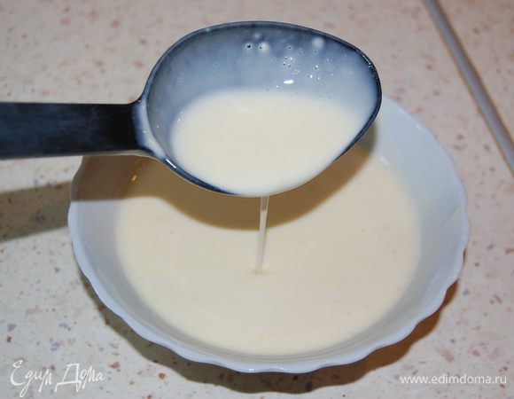 Яйца взбить венчиком, добавить сахар, соль, взбить. Просеять муку и разрыхлитель. Хорошо перемешать, чтоб не было комочков. 