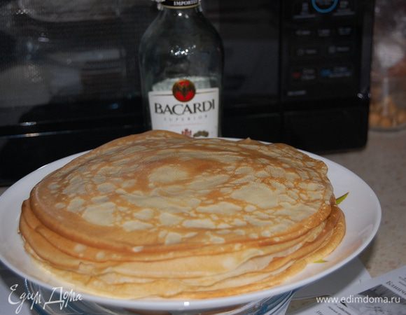 Влить молоко и ром, перемешать. Добавить раст. масло. Испечь тонкие блинчики.