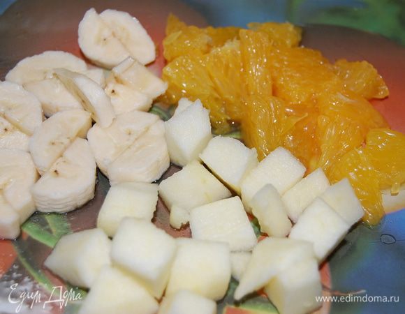 Фрукты очистить и нарезать кубиками. 