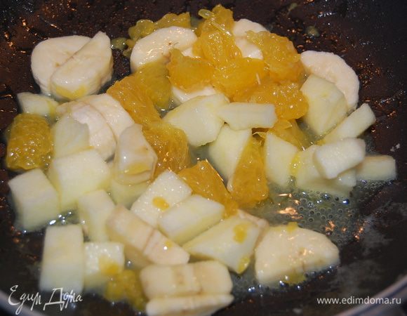 На сковородку положить сливочное масло и сахар, влить апельсиновый сок, дать покипеть. Добавить фрукты, немного потомить...