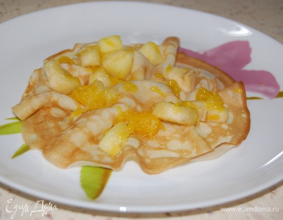 Выложить фрукты на блинчик, полить сиропом. Подавать сразу же!