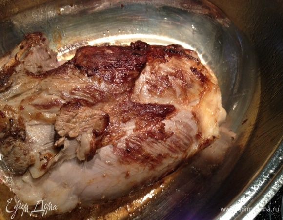 Делаем "шафрановую воду".Растворить в 150 мл горячей воды маленькую щепотку нитей шафрана или полчайной ложки шафранового порошка.Воду можно заменить на литр говяжего бульона,если есть желание.С двух сторон на сильном огне обжарить ногу до красивой корочки (не знаю ваших вкусов,но я не очень люблю огромное количество жира на бараньей ноге,поэтому я предварительно срезала практически всесь жир).